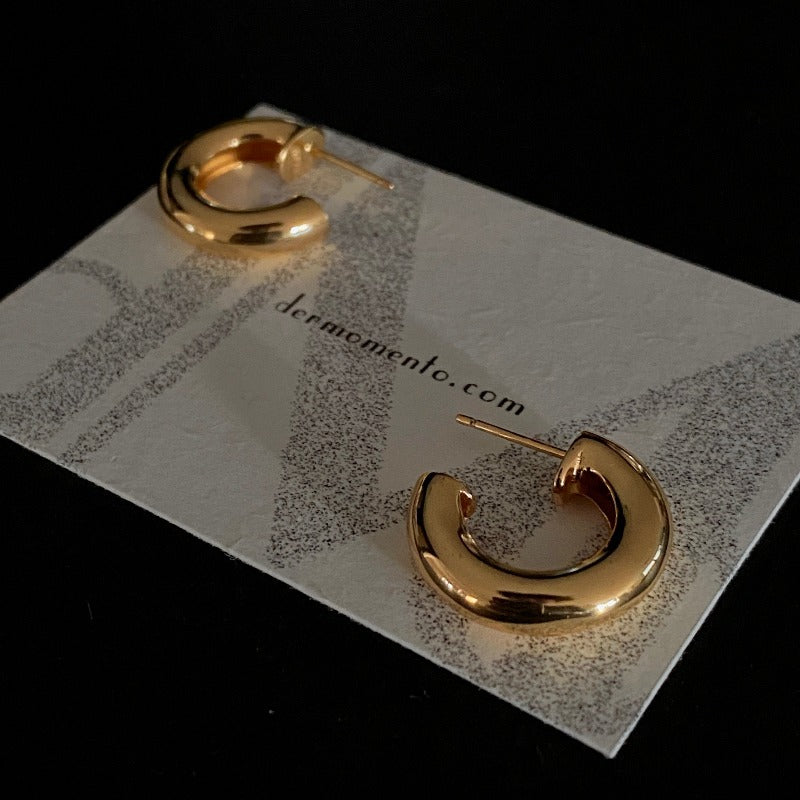 An effortlessly chic and versatile piece to wear from morning to evening. Crafted in 18-karat gold vermeil silver, also available in white-rhodium plated for pre-order.
