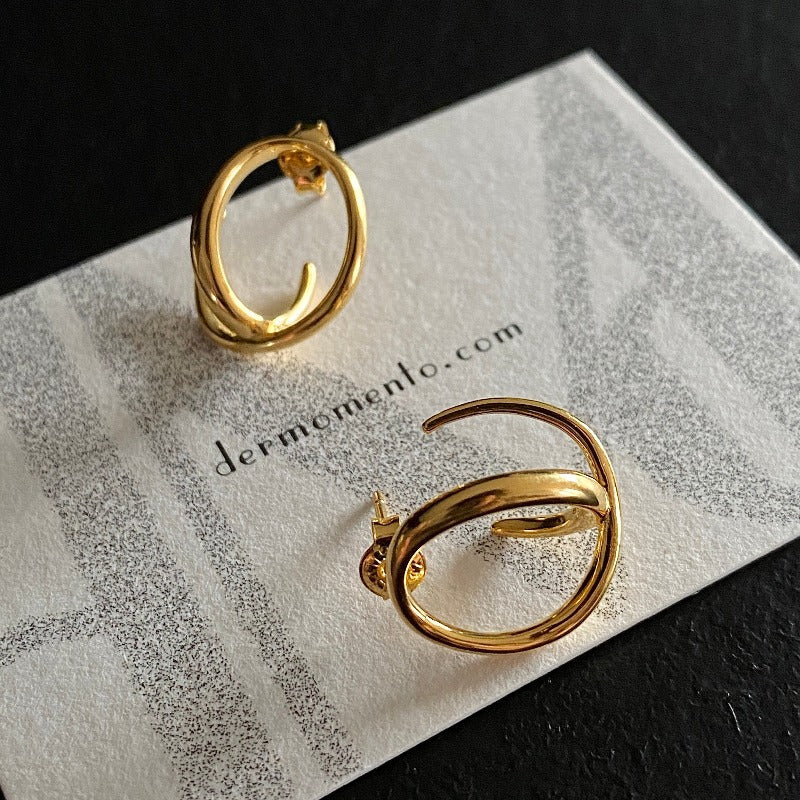These Cross Oval Open Stud Earrings are crafted from 18k gold vermeil silver, with a stylish and unique cross-oval design for an eye-catching aesthetic. The lightweight design makes them easy to wear and comfortable all day.