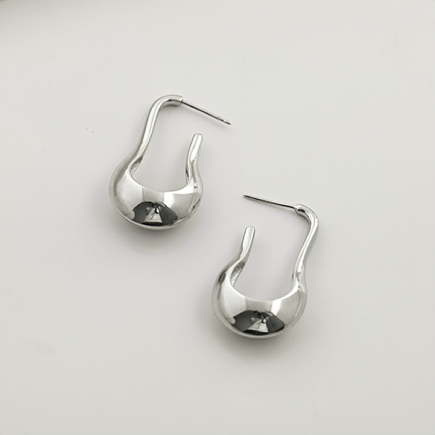 U-Shaped Earrings|White Rhodium