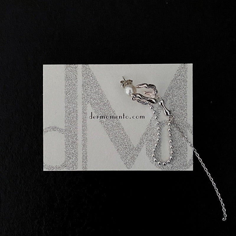 Gaye pearl single earring with a unique design crafted from sterling silver and holds a striking white baroque pearl in a claw form. Wear it alone, or pair it with other hoops for a luxurious ear stack.