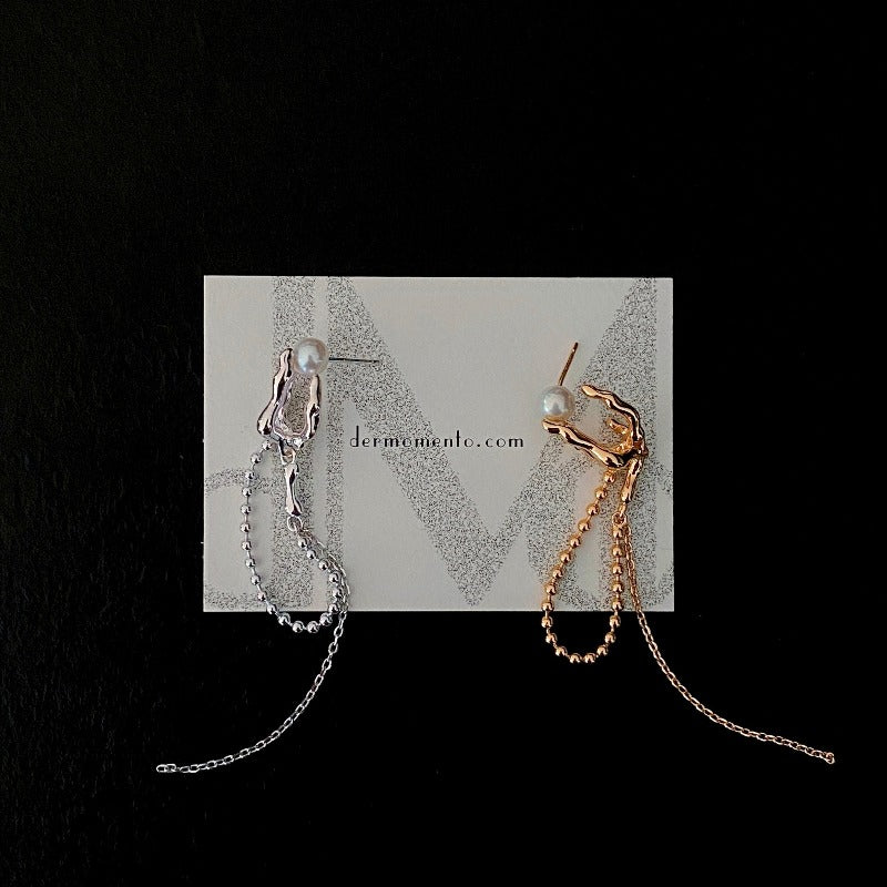Gaye pearl single earring with a unique design crafted from sterling silver and holds a striking white baroque pearl in a claw form. Wear it alone, or pair it with other hoops for a luxurious ear stack.