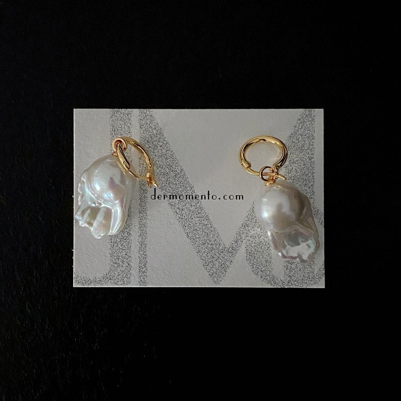 The Ariel Baroque Pearl Hoop Earrings feature a removable baroque pearl pendant paired with an 18-karat gold vermeil silver hoop.
