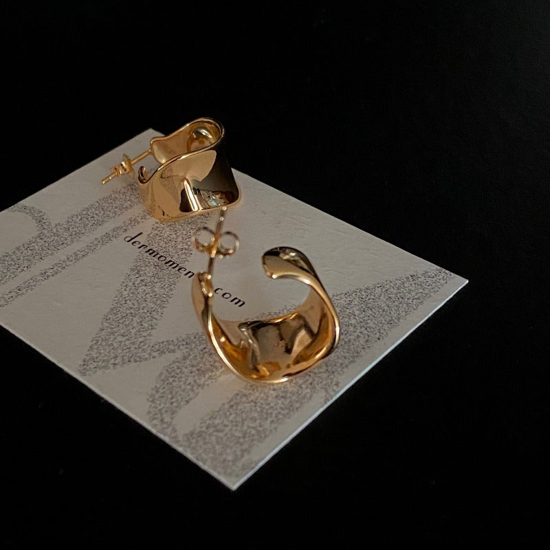 Standout hoop earrings crafted from 18-karat gold vermeil silver. Featuring a waveform design, with a smooth concave and convex surface.