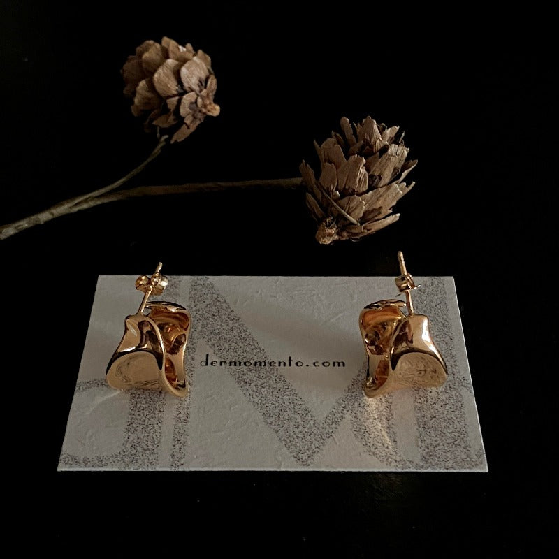 Standout hoop earrings crafted from 18-karat gold vermeil silver. Featuring a waveform design, with a smooth concave and convex surface.