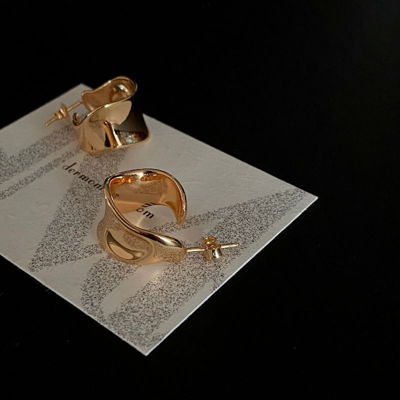 Standout hoop earrings crafted from 18-karat gold vermeil silver. Featuring a waveform design, with a smooth concave and convex surface.