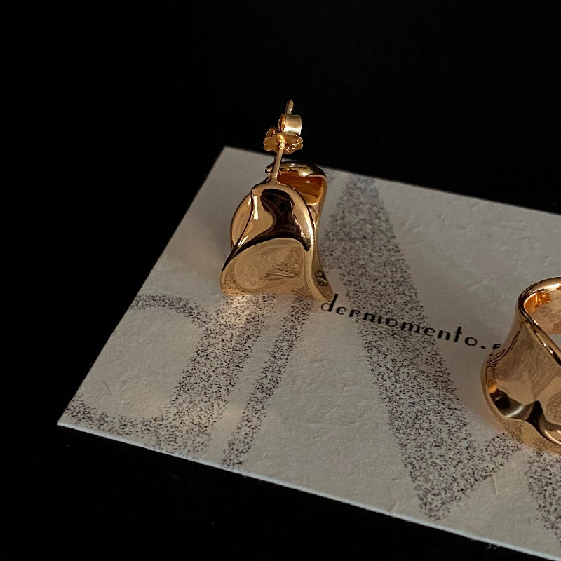 Standout hoop earrings crafted from 18-karat gold vermeil silver. Featuring a waveform design, with a smooth concave and convex surface.