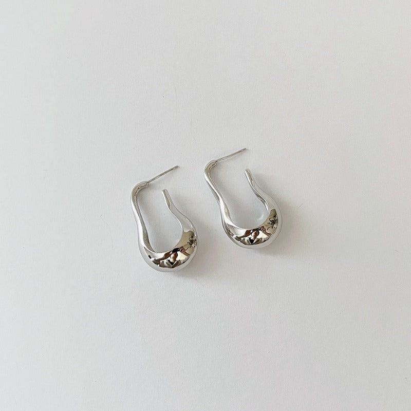 Modern standout u-shaped earrings crafted in white rhodium-plated silver, ensuring long-lasting shine and durability.