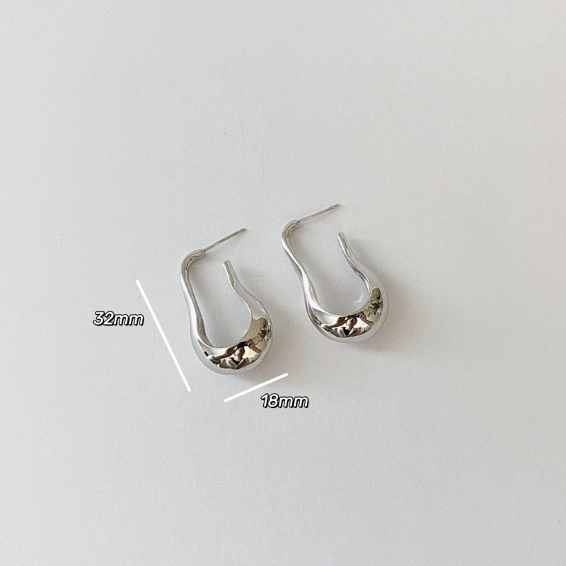 Modern standout u-shaped earrings crafted in white rhodium-plated silver, ensuring long-lasting shine and durability.