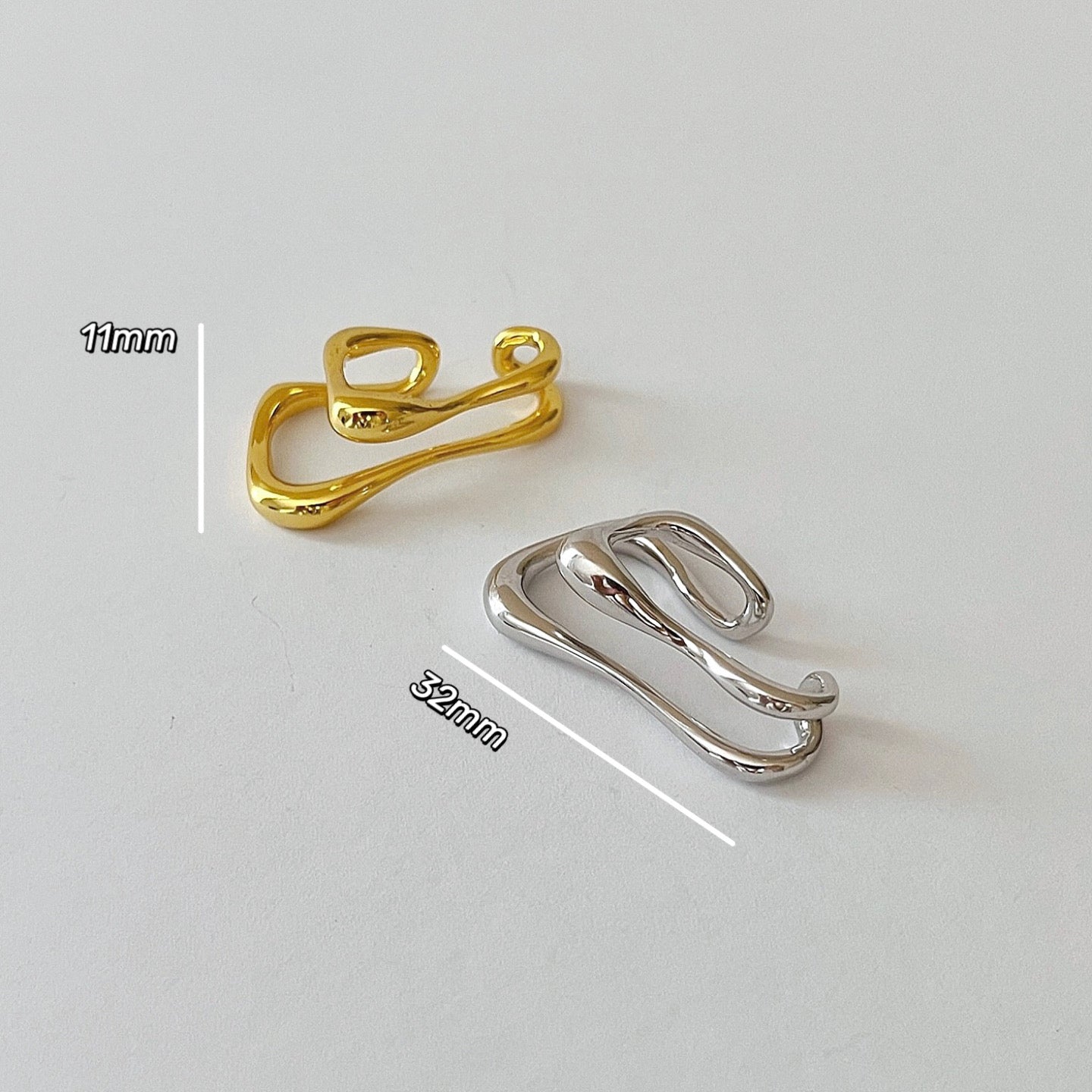 Claw-form ear cuff crafted in sterling silver with a white rhodium-plated finish / 18K Gold Vermeil.