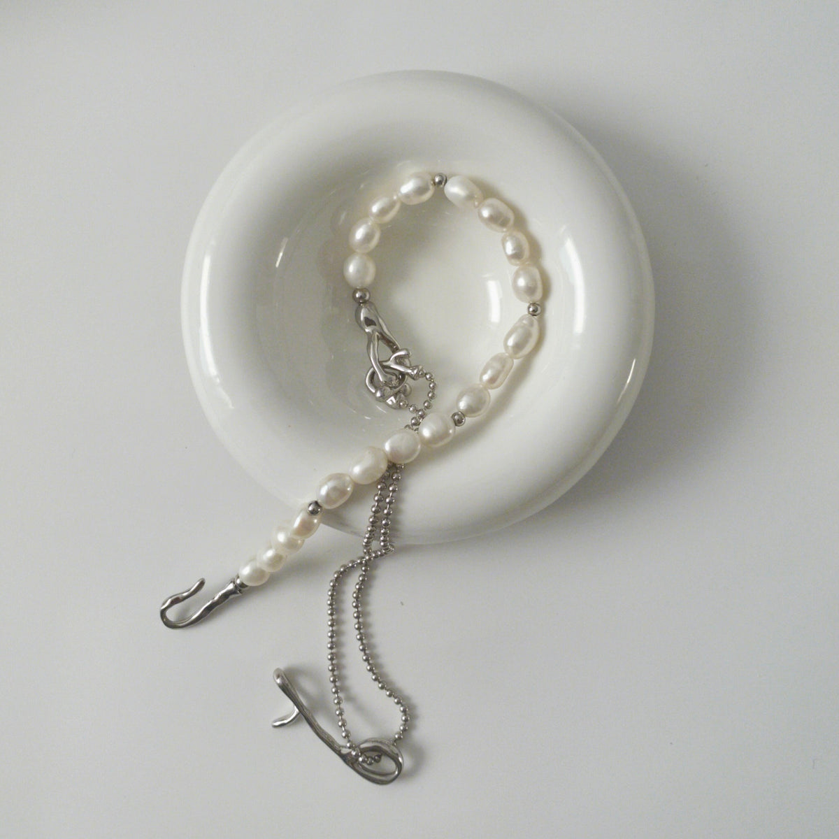 LILITH Asymmetrical Pearl Choker