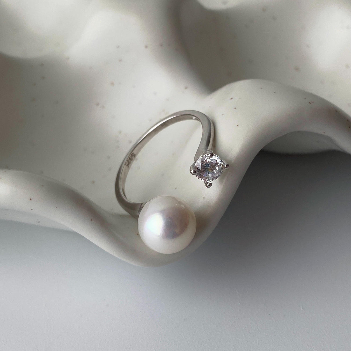 ALICE pearl open ring with cubic zirconia detail