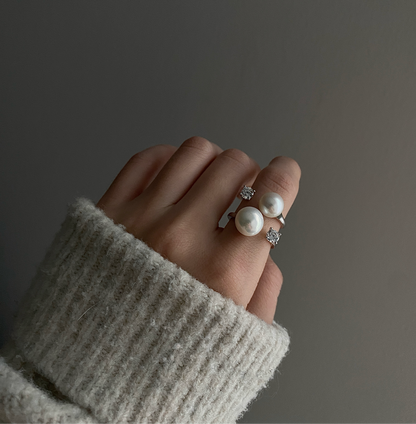 ALICE pearl open ring worn on hand
