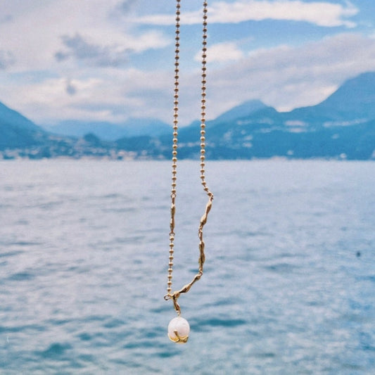 Baroque pearl pendant combined with claw-shaped irregular silver chain necklace, crafted in sterling silver with 18-karat gold vermeil finish.