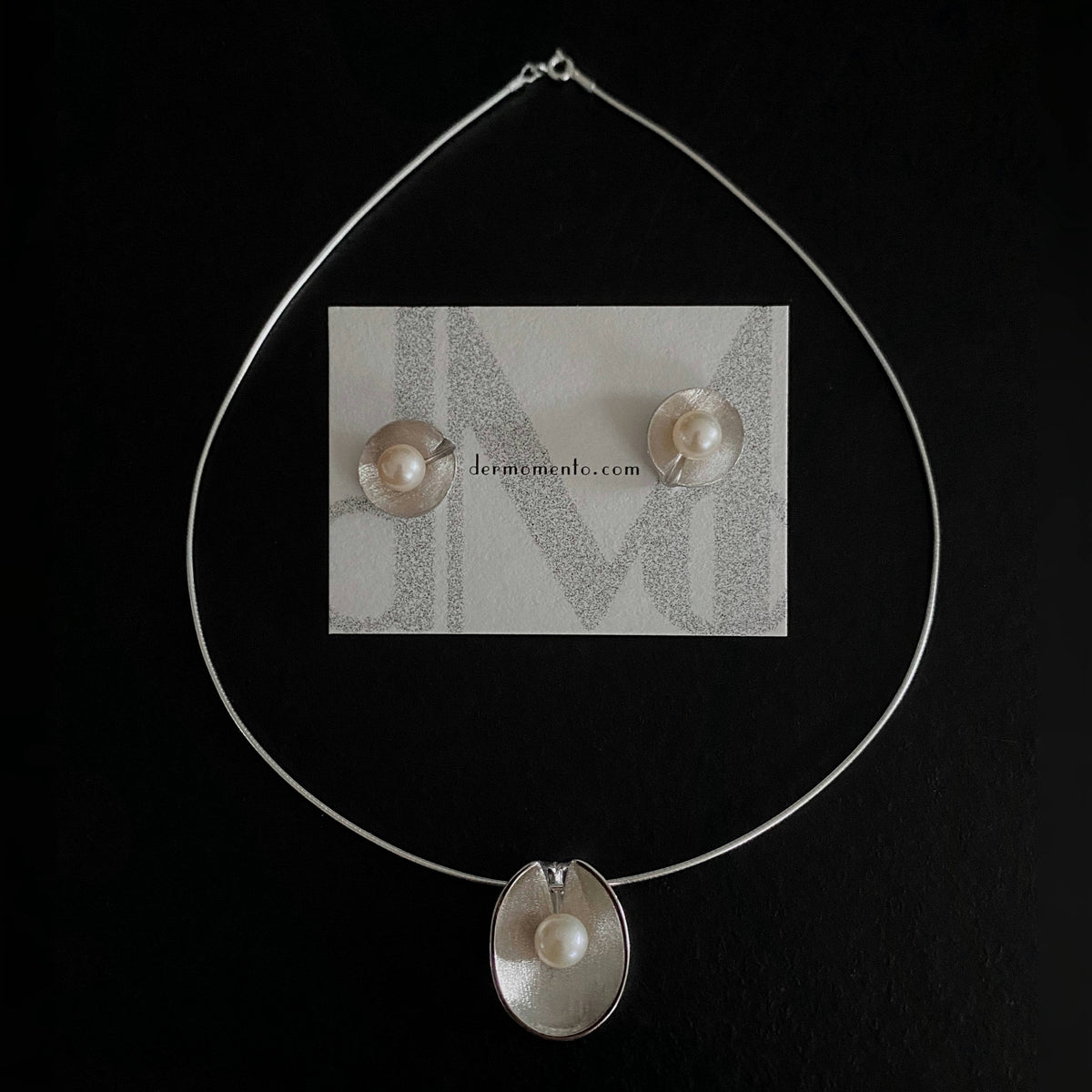 SOFIA 40cm silver collar necklace with curved seashell pearl pendant