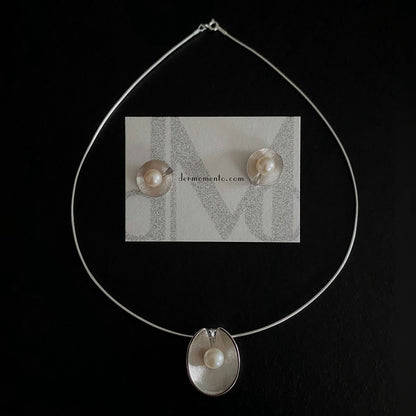 SOFIA 40cm silver collar necklace with curved seashell pearl pendant