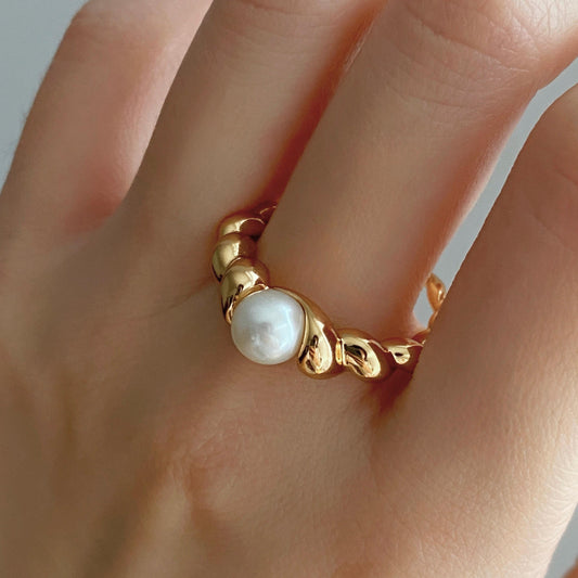 SONJA twisted band pearl ring worn on hand (close-up)