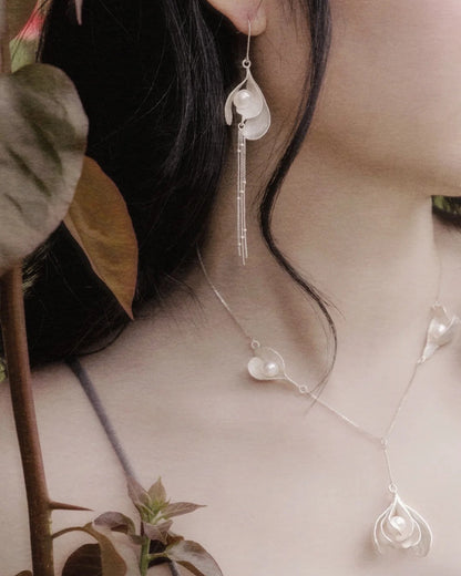 Wing Silhouette Pearl Earrings