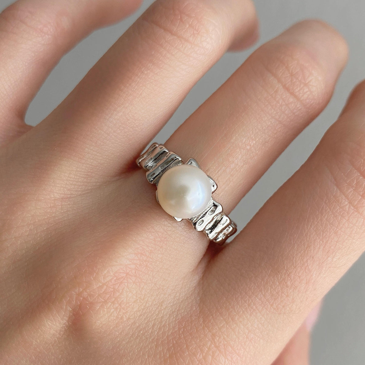 VERENA single pearl open ring worn on hand