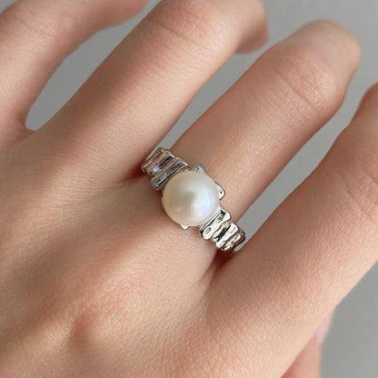 VERENA single pearl open ring worn on hand
